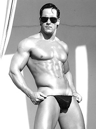 Horny hunk Leon Simms